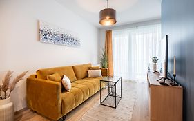 Blooming Budapest Apartment With Free Underground Parking